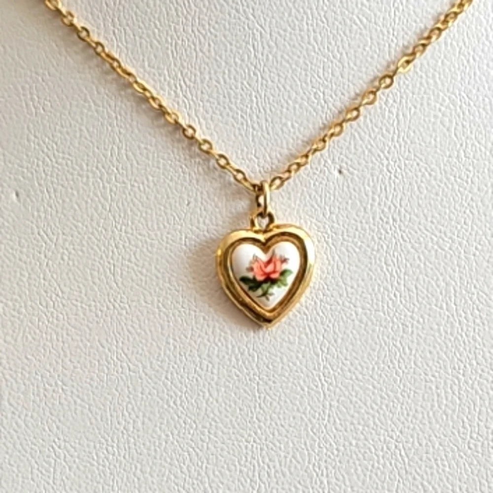 Vintage gold plated heart and flower medallion choker necklace
